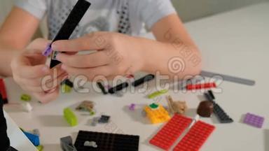 儿童`的手在玩建筑玩具，聪明的孩子，塑料砖